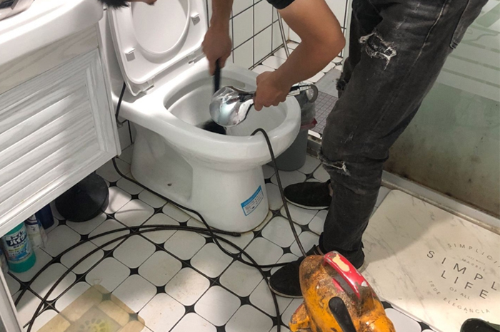 红毛镇疏通下水道