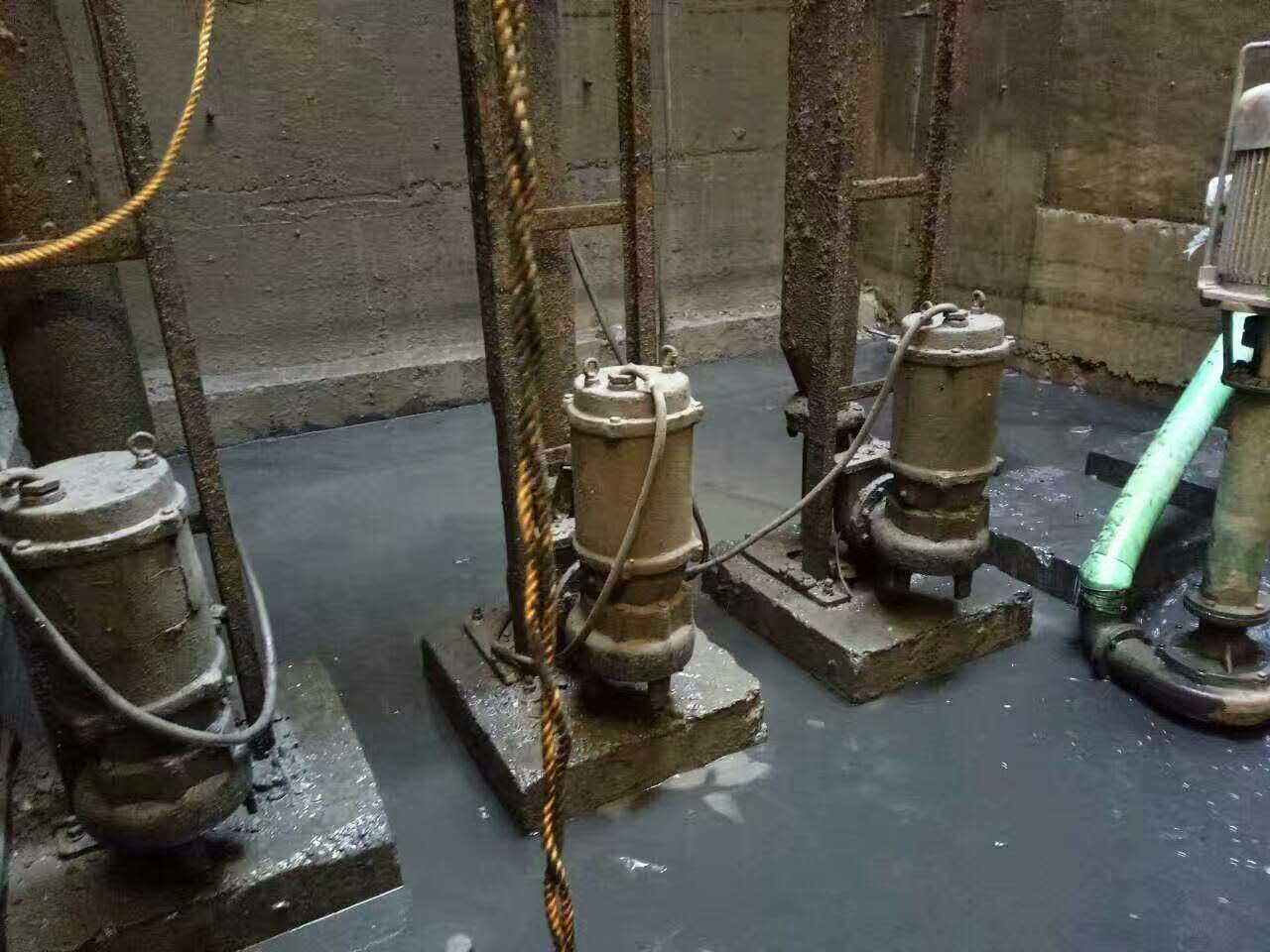 红毛镇污水池清理