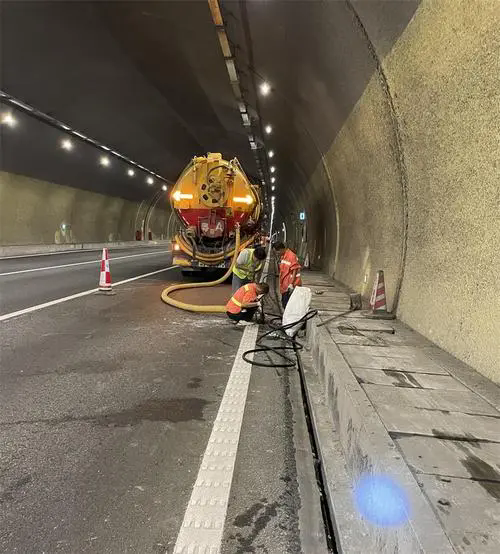 红毛镇隧道排水渠清淤